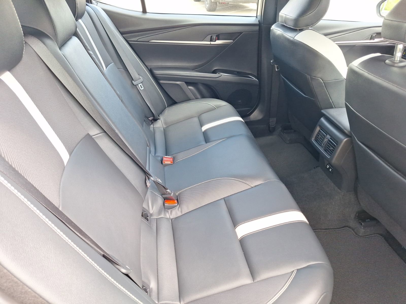 Used 2025 Toyota Camry SE w/ Convenience Package image 30