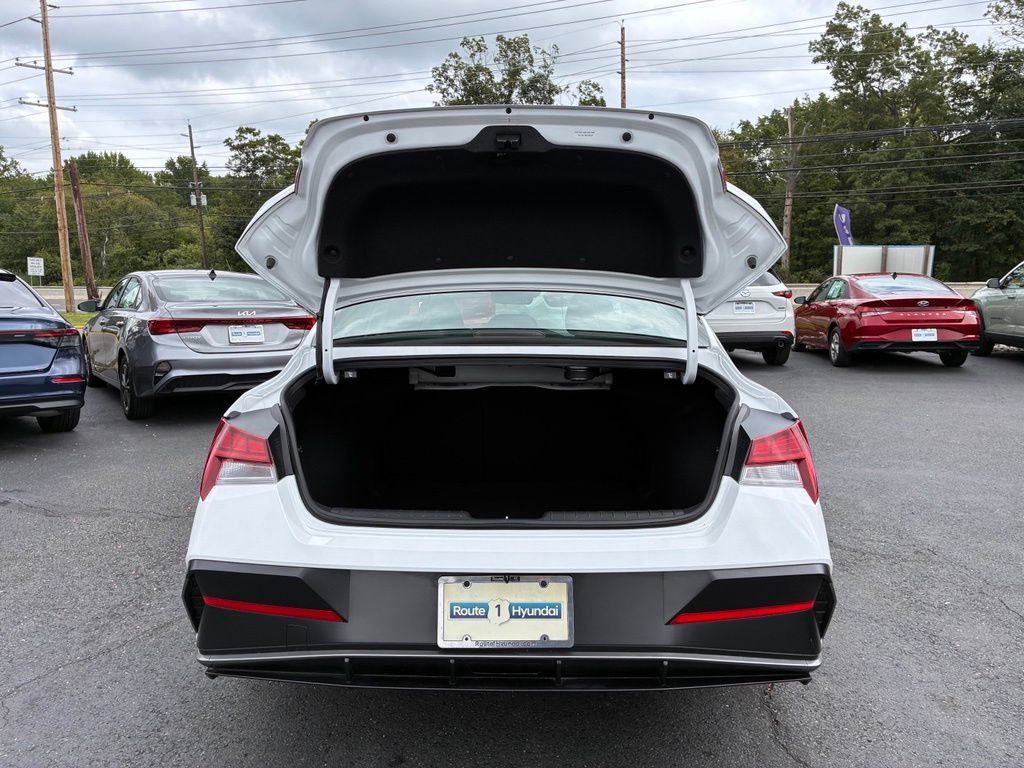 Used 2025 Hyundai Elantra Limited FWD image 11