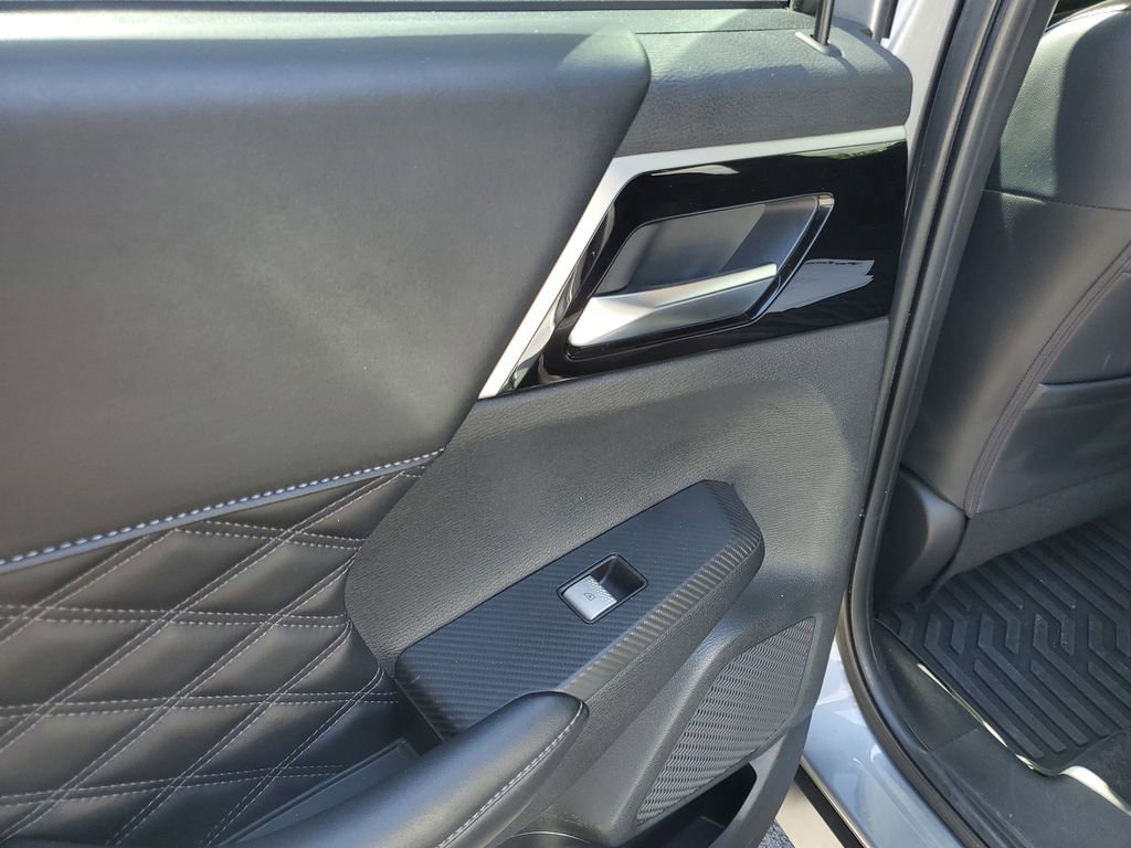 Used 2022 Mitsubishi Outlander SEL image 11