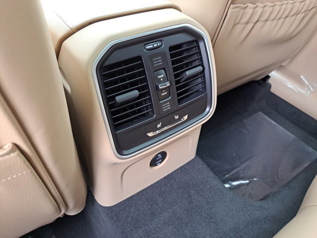 Used 2026 Porsche Macan AWD/4WD image 18