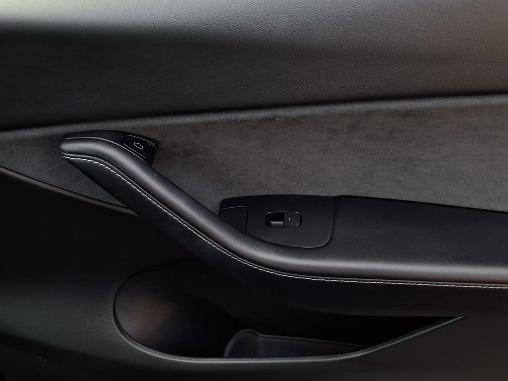 Used 2022 Tesla Model Y Performance image 23