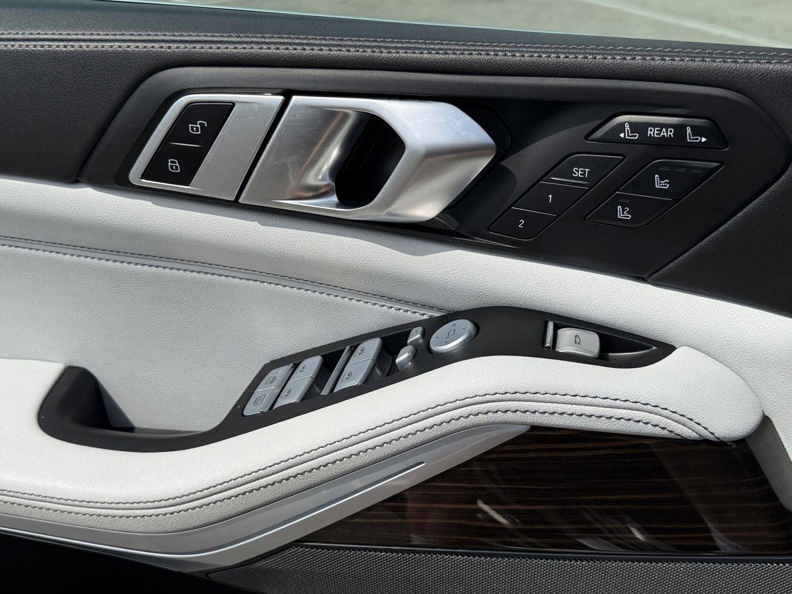 Used 2023 BMW X7 xDrive40i w/ Executive Package image 36