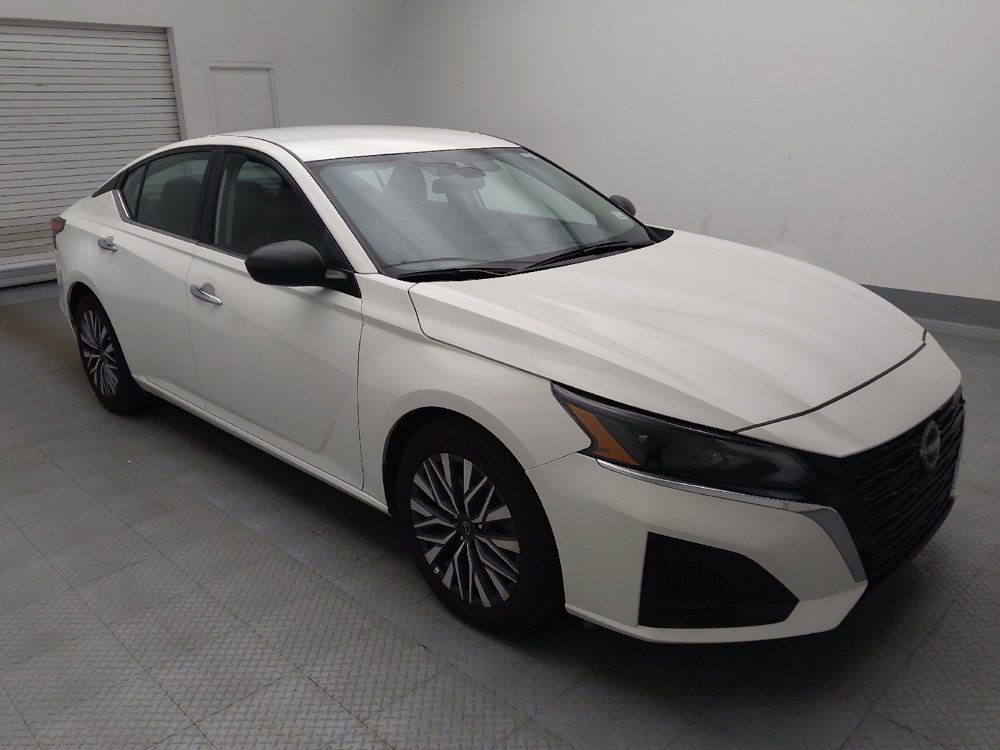 Used 2025 Nissan Altima 2.5 SV FWD image 13