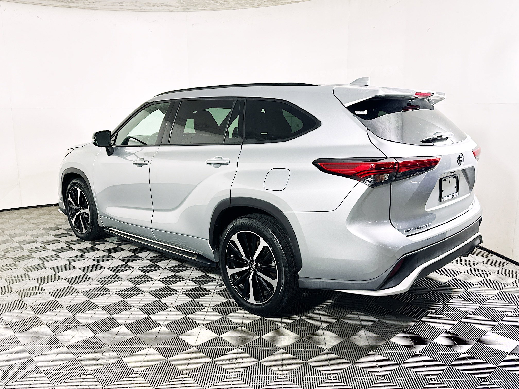 Used 2021 Toyota Highlander XSE FWD image 5