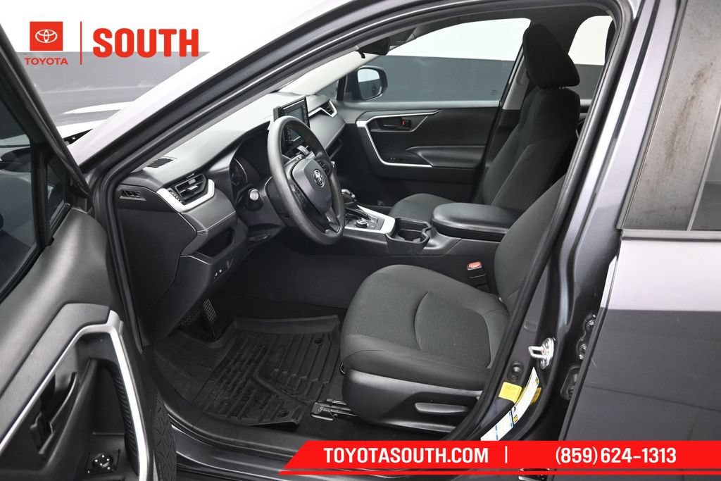 Used 2021 Toyota RAV4 LE AWD/4WD image 9
