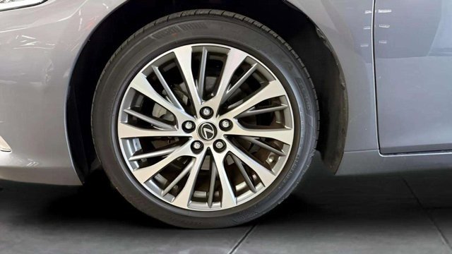 Used 2019 Lexus ES 300h image 34