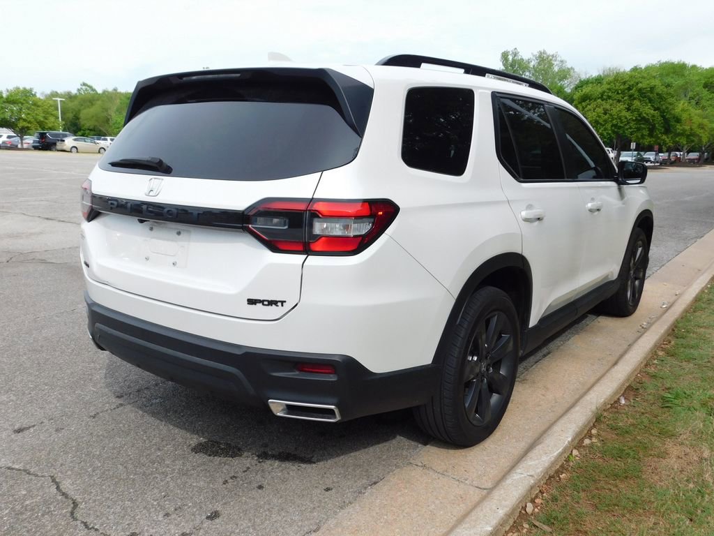 Used 2025 Honda Pilot Sport image 4