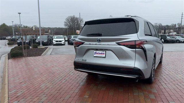 Used 2025 Toyota Sienna Platinum image 2