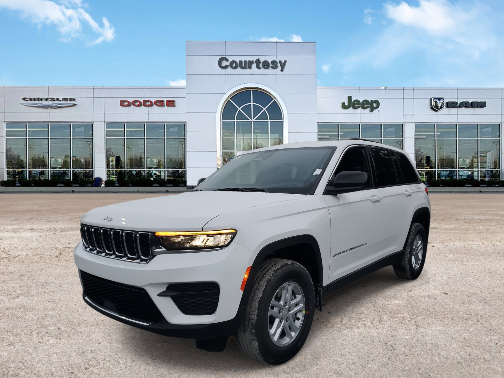 New 2025 Jeep Grand Cherokee Laredo image 2