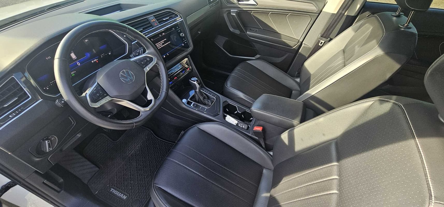 Used 2024 Volkswagen Tiguan SE w/ Panoramic Sunroof Package FWD image 16