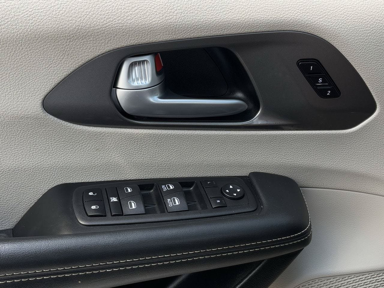 Used 2024 Chrysler Pacifica Touring-L FWD image 25