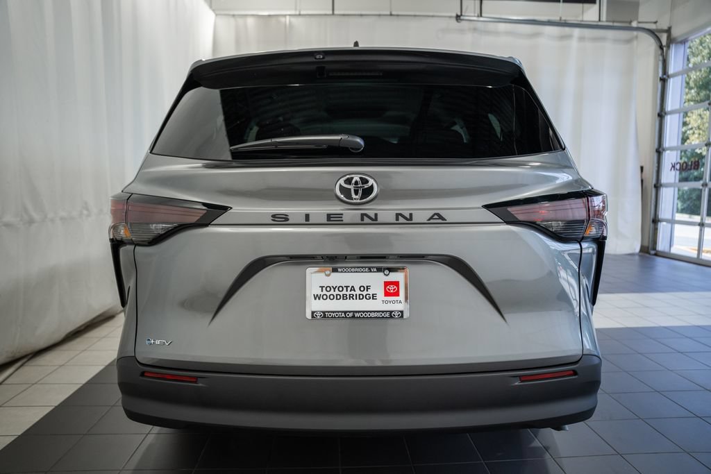 Used 2026 Toyota Sienna LE FWD image 5