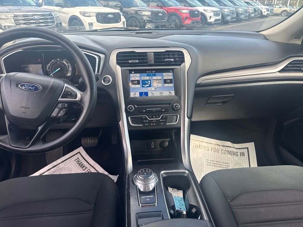 Used 2017 Ford Fusion SE w/ Fusion SE Technology Package FWD image 16