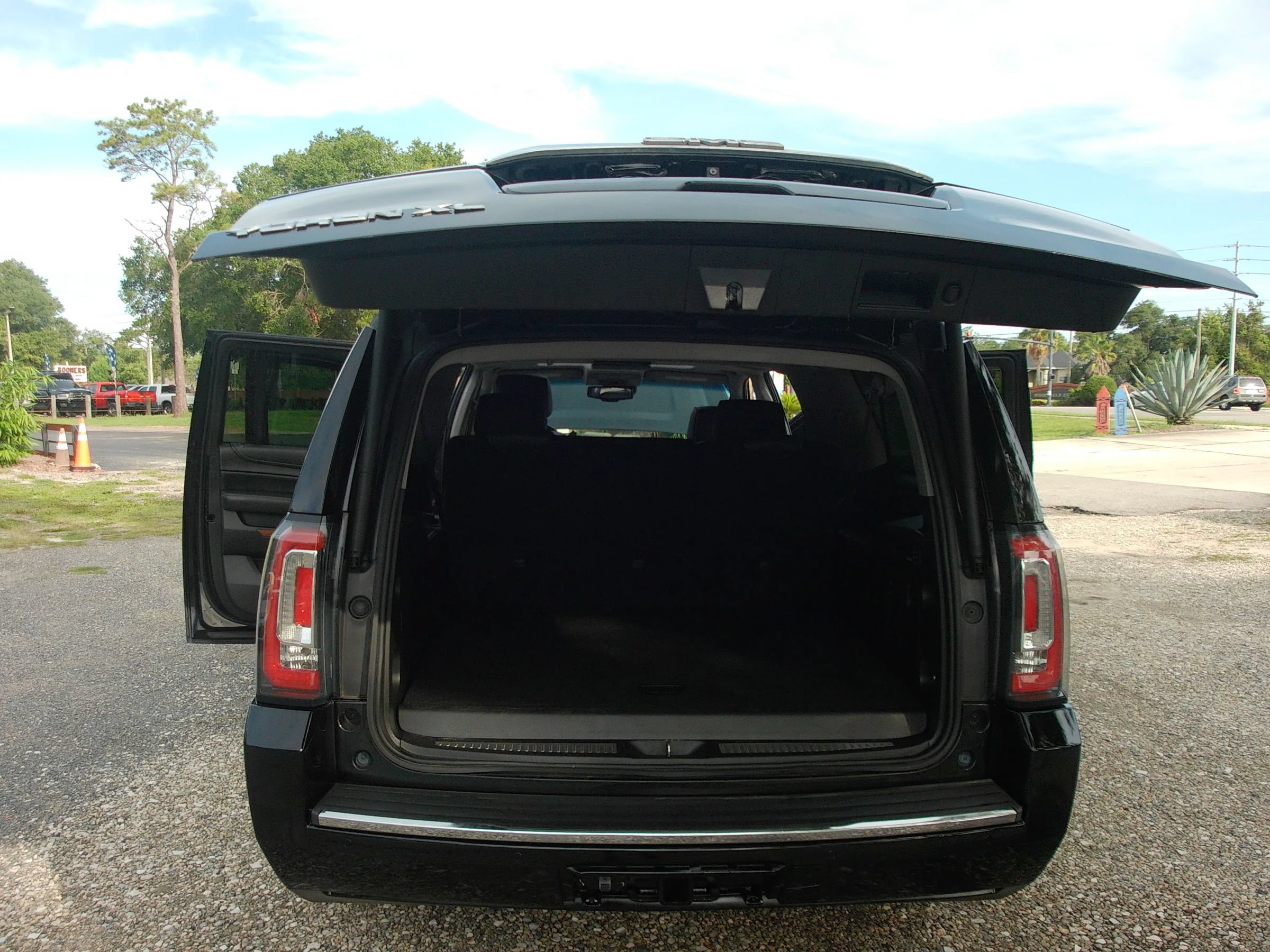 Used 2015 GMC Yukon XL Denali w/ Open Road Package RWD image 40