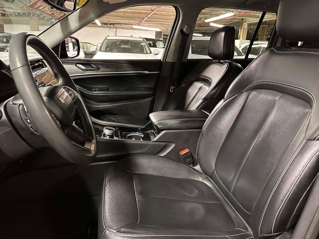 Used 2023 Jeep Grand Cherokee Limited w/ Black Appearance Package image 15