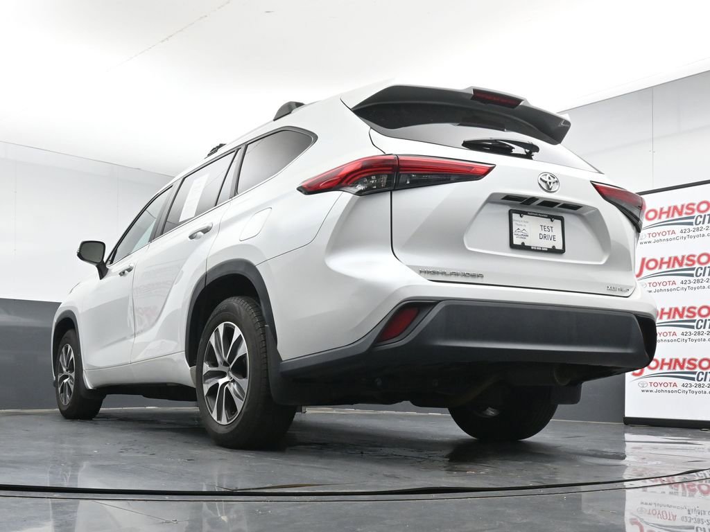 Used 2023 Toyota Highlander XLE AWD/4WD image 28