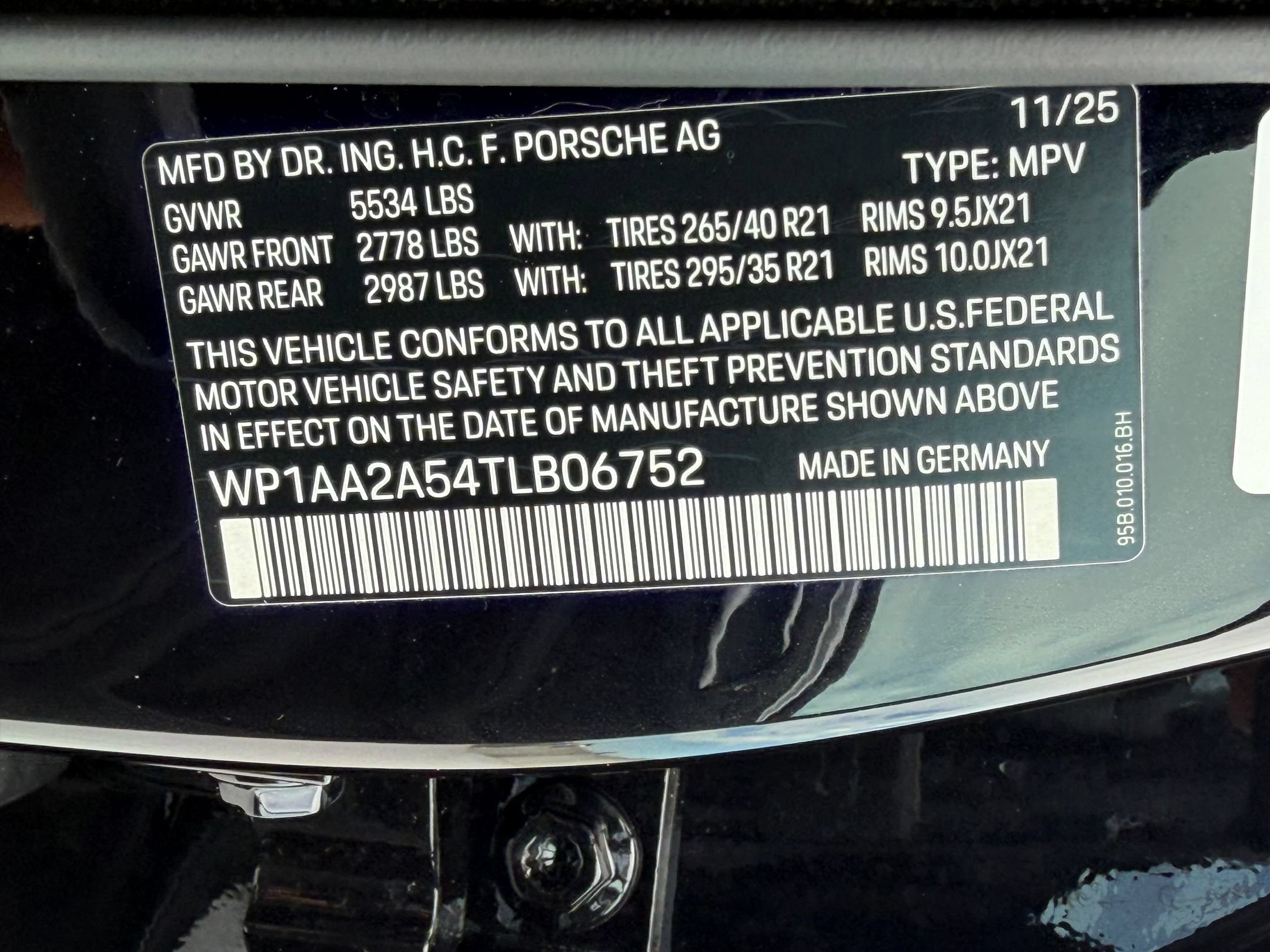 Certified 2026 Porsche Macan AWD/4WD image 25