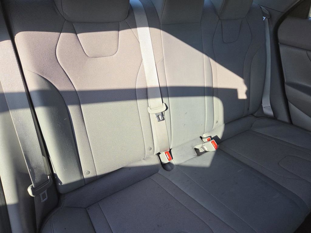 Used 2021 Hyundai Elantra SE image 16