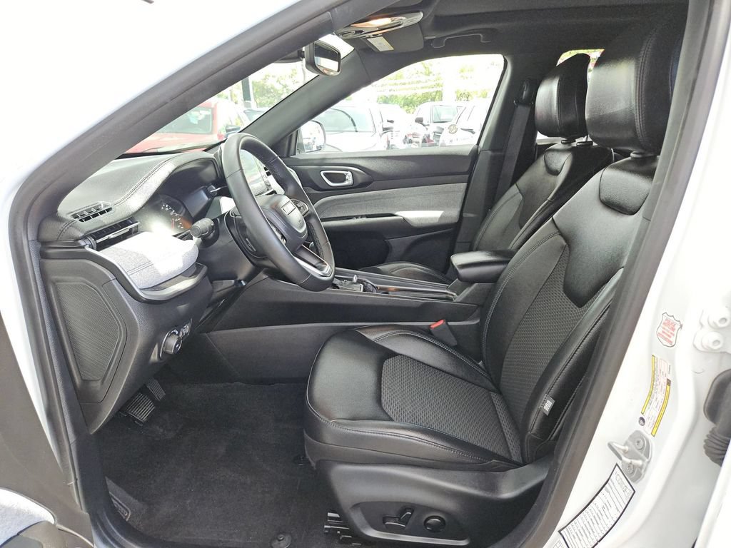 Used 2025 Jeep Compass Latitude w/ Sun & Sound Group AWD/4WD image 11