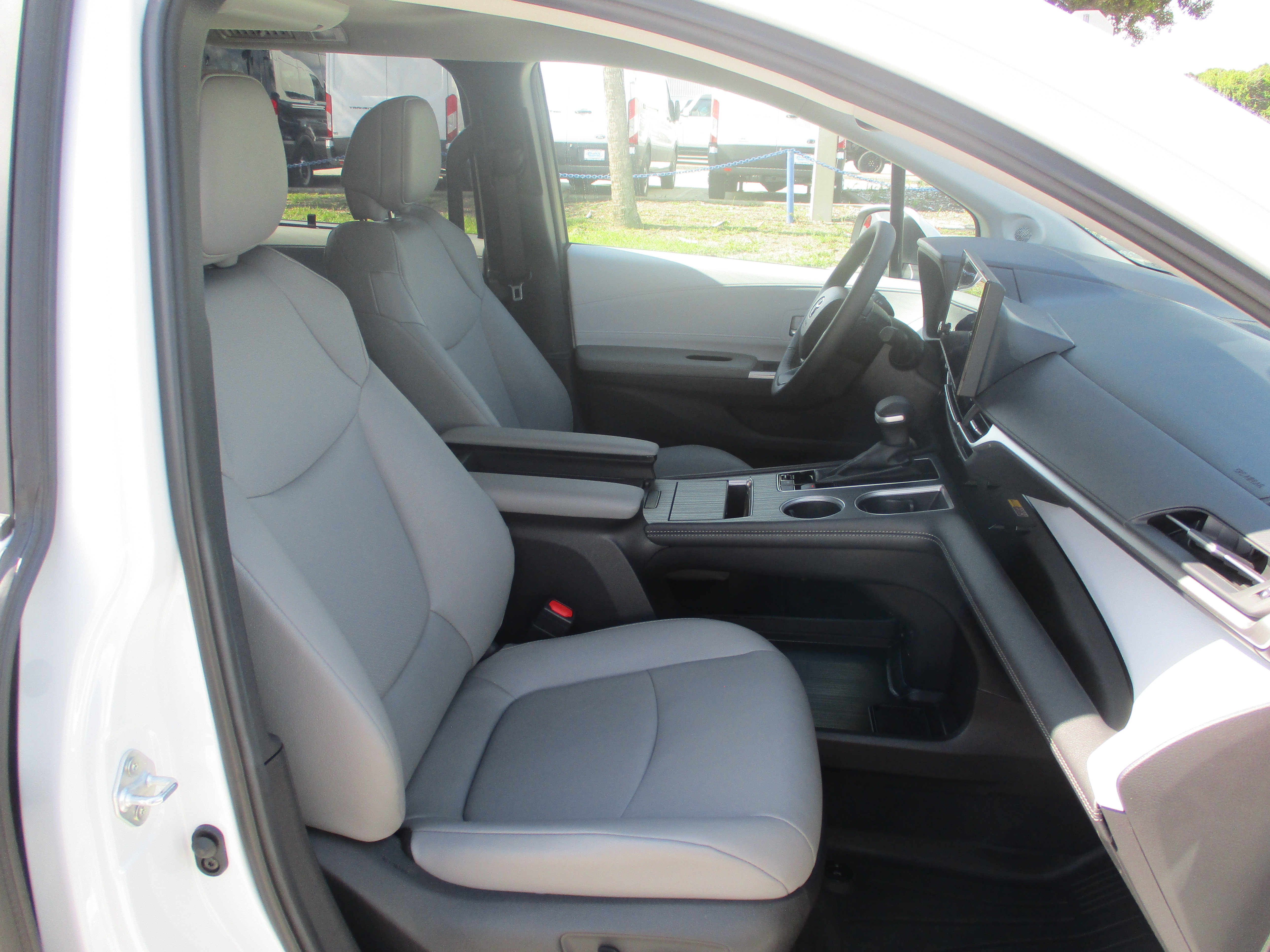 Used 2026 Toyota Sienna XLE FWD image 14