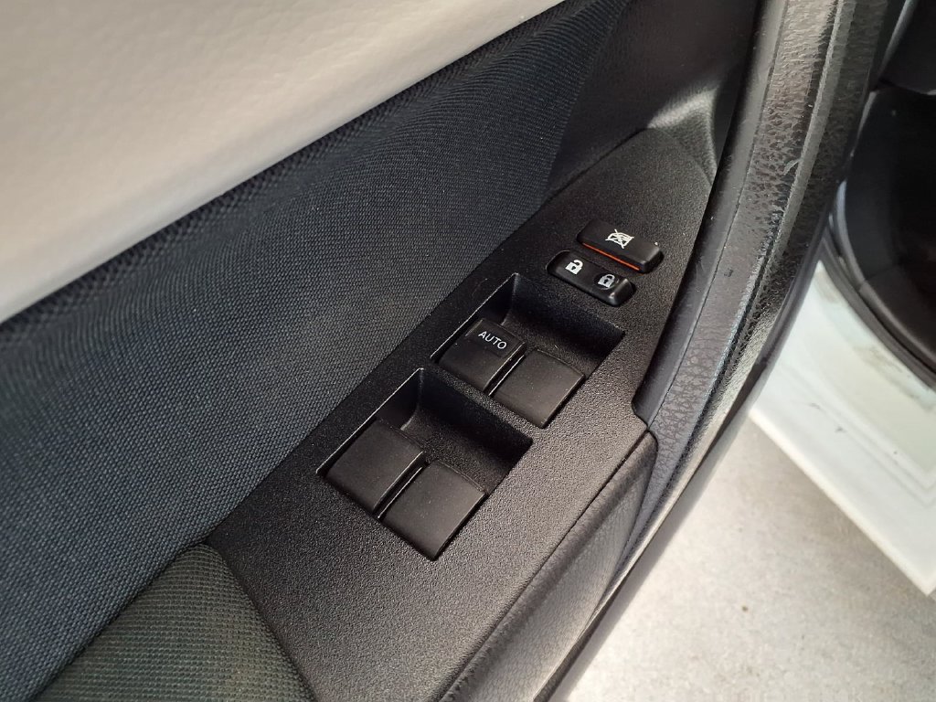 Used 2016 Toyota Corolla LE FWD image 4