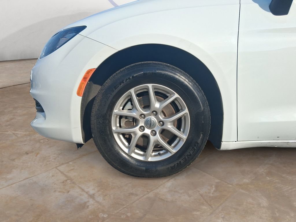 Used 2024 Chrysler Voyager LX FWD image 14