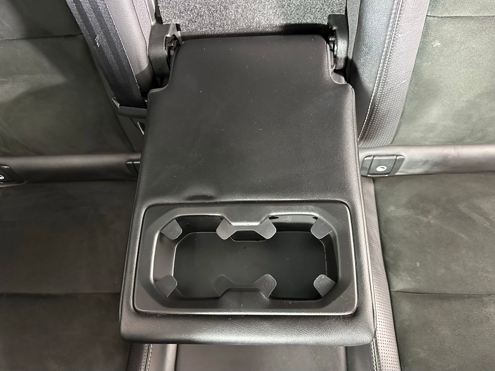 Used 2019 Volvo XC40 T5 R-Design image 32