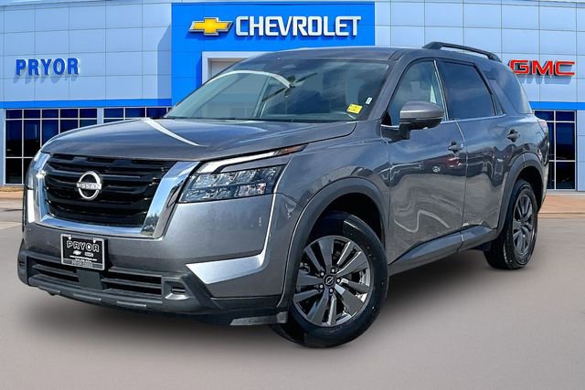 Used 2024 Nissan Pathfinder SV image 3