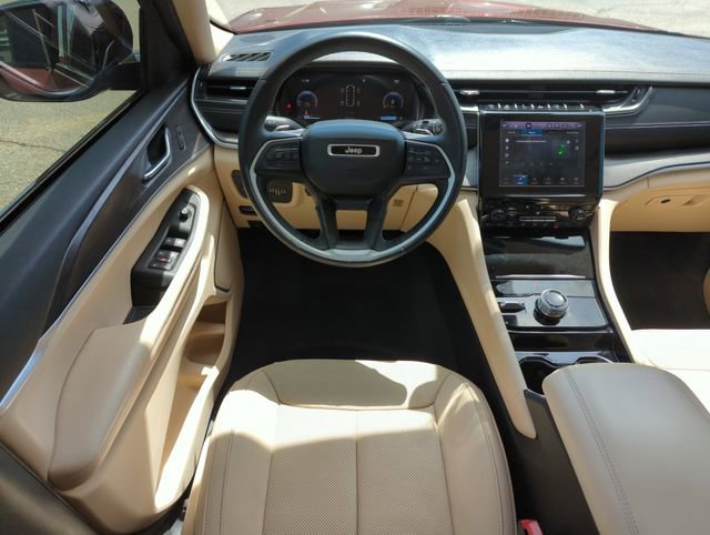 Used 2022 Jeep Grand Cherokee Limited w/ Luxury Tech Group II AWD/4WD image 13