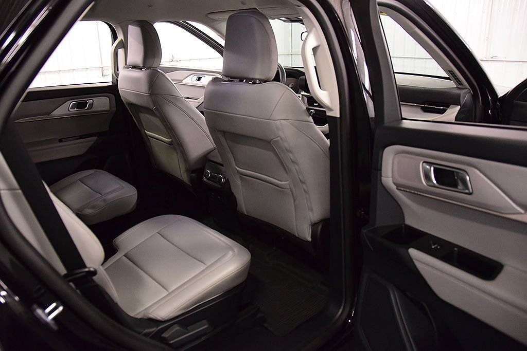Used 2025 Ford Explorer Active w/ Active Comfort Package AWD/4WD image 32