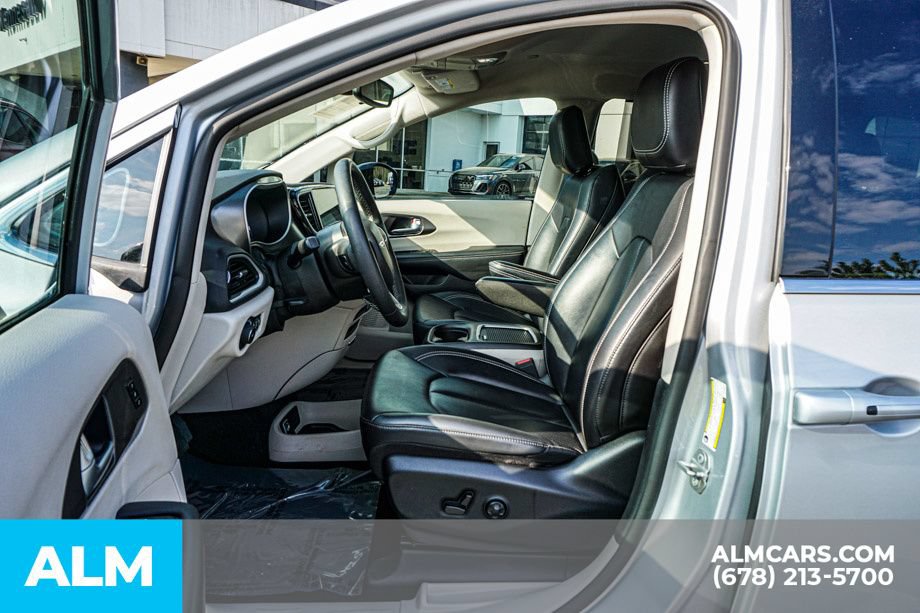 Used 2024 Chrysler Pacifica Touring-L FWD image 18