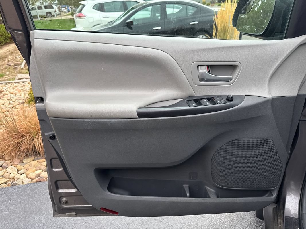 Used 2017 Toyota Sienna LE AWD/4WD image 34
