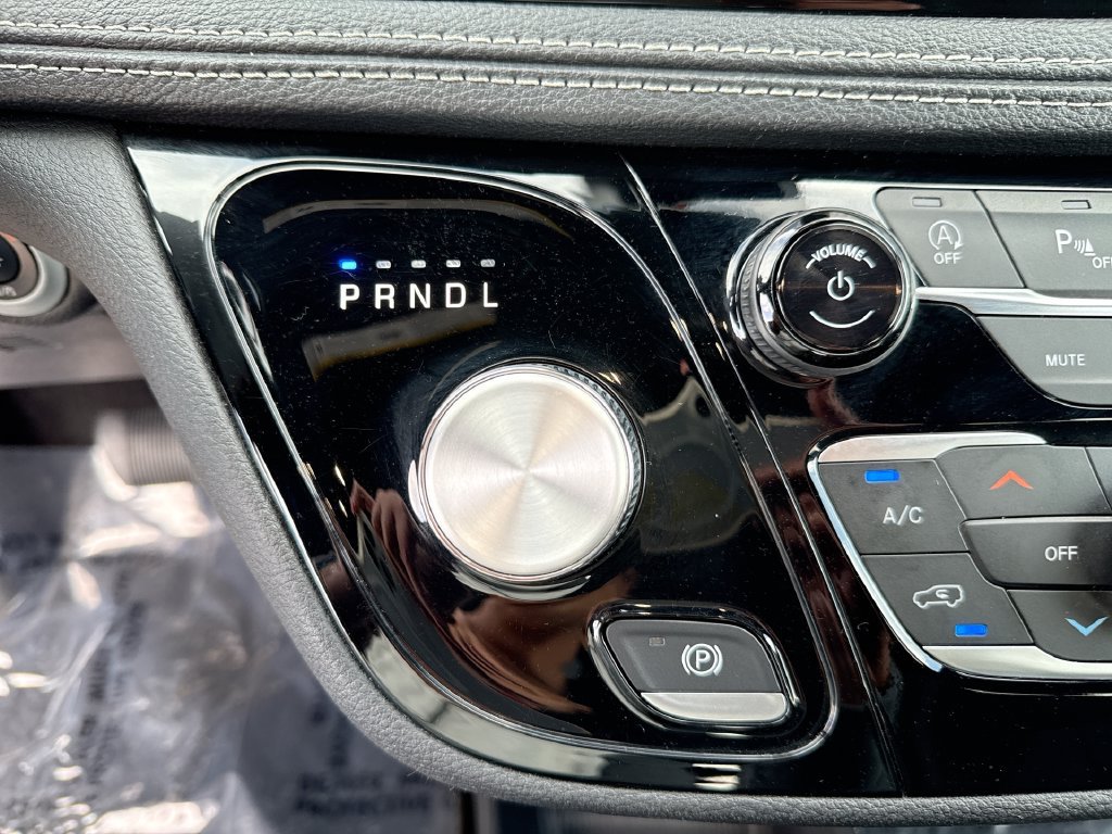 Used 2024 Chrysler Pacifica Touring FWD image 34