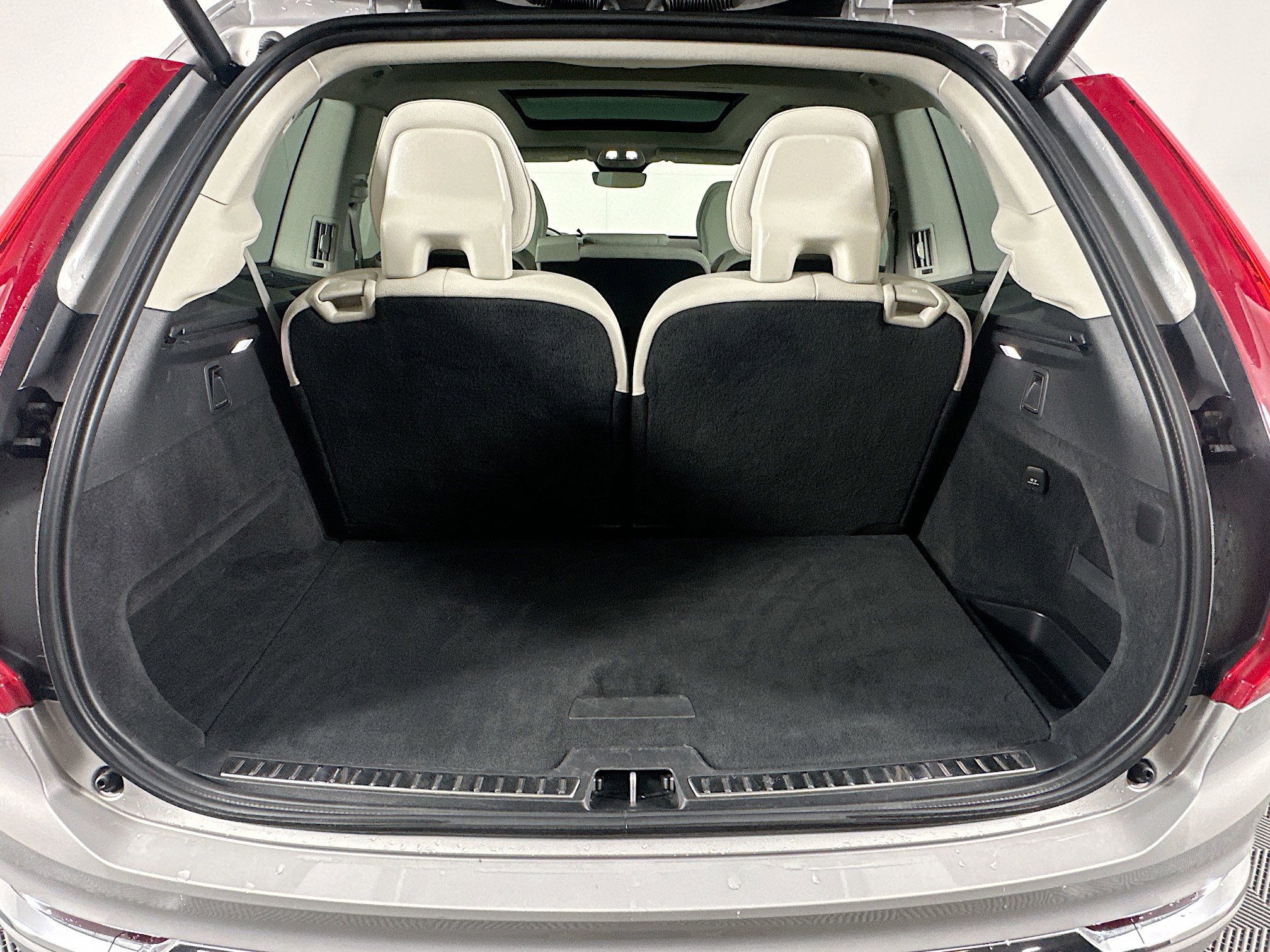 Used 2023 Volvo XC90 B6 Plus image 31