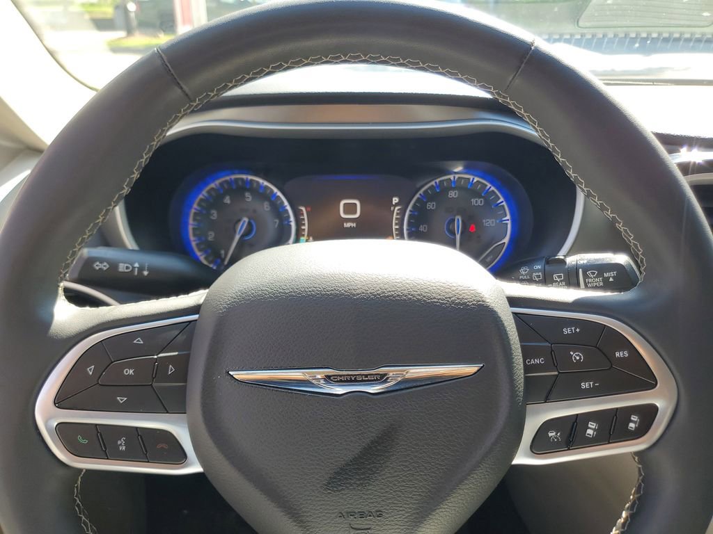 Used 2023 Chrysler Pacifica Touring-L FWD image 19