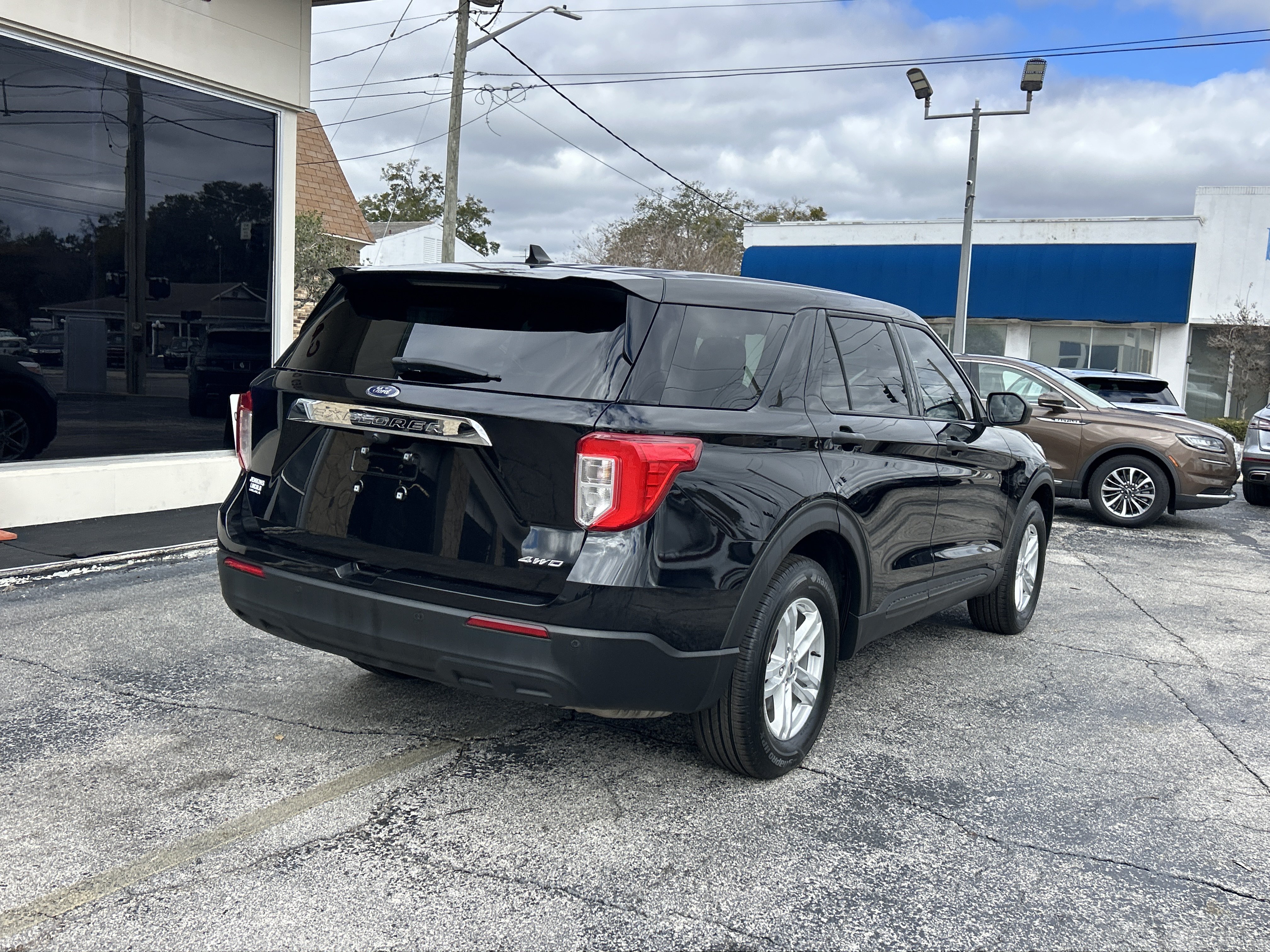 Used 2023 Ford Explorer 4WD image 3