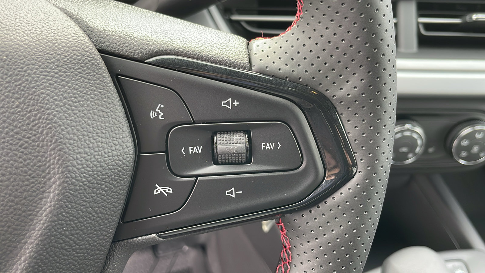 New 2026 Chevrolet Trax RS w/ Sunroof Package FWD image 25