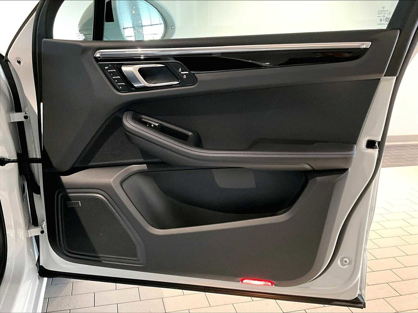 Used 2025 Porsche Macan image 27