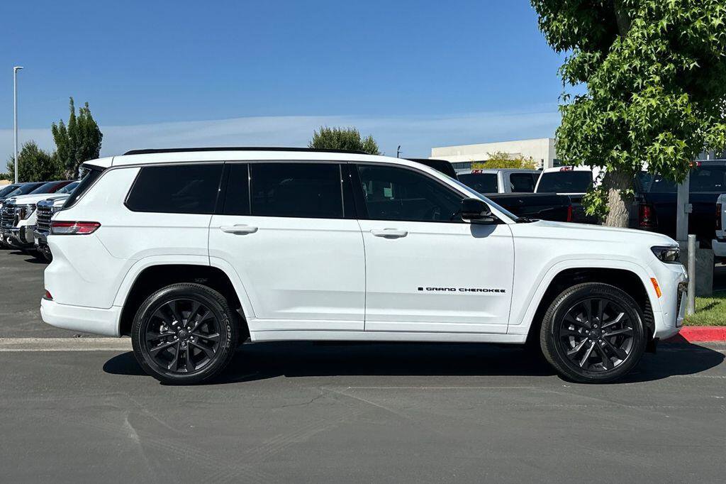 New 2026 Jeep Grand Cherokee L Limited AWD/4WD image 3