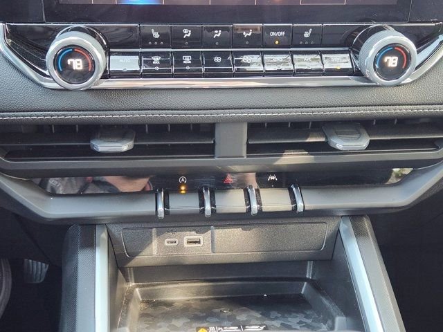 Used 2025 Chevrolet Colorado LT w/ LT Convenience Package image 21