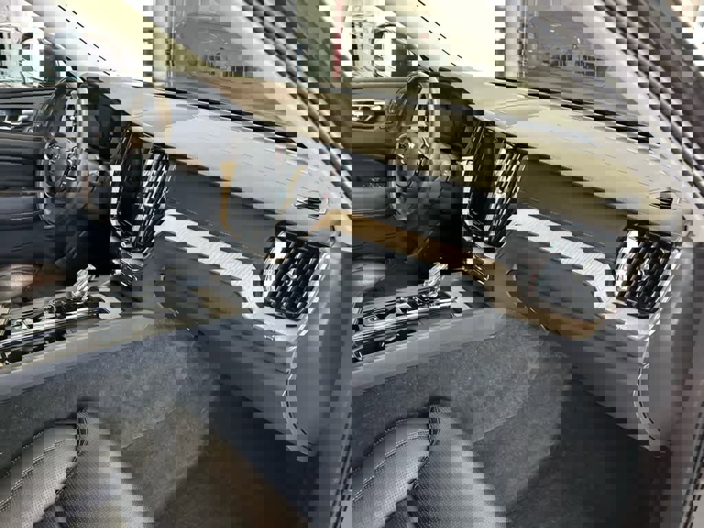 Used 2022 Volvo XC60 B6 Inscription image 20