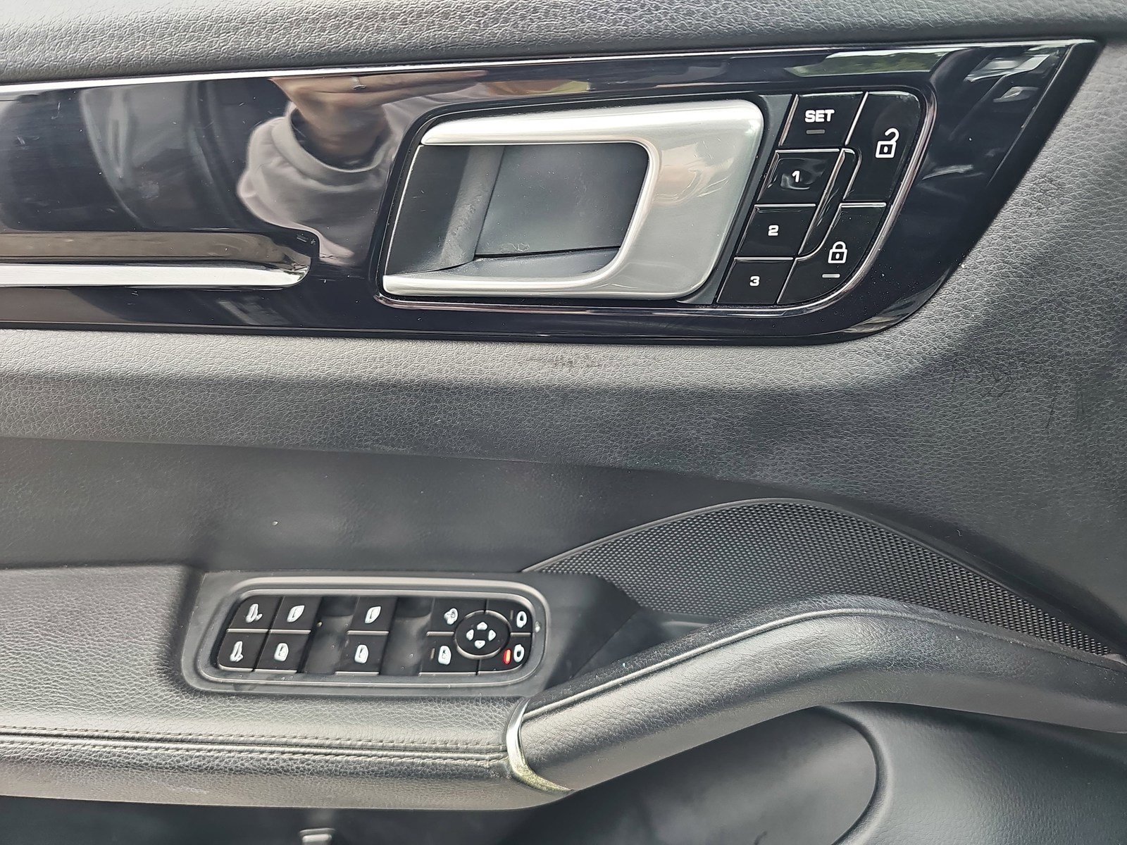 Used 2020 Porsche Cayenne AWD/4WD image 30