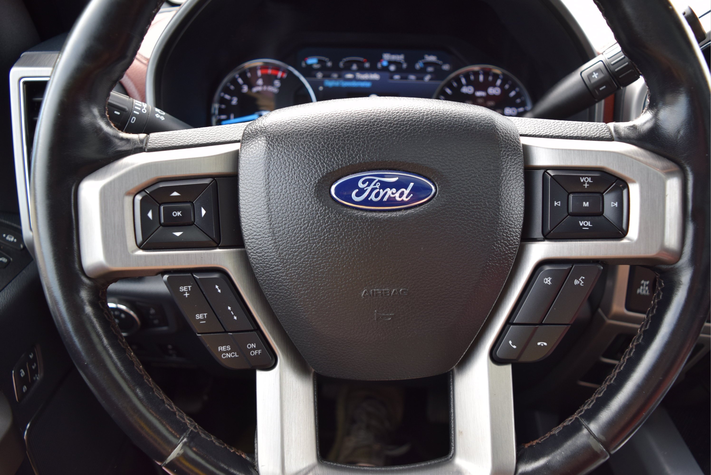 Used 2022 Ford F350 Platinum w/ FX4 Off-Road Package AWD/4WD image 13