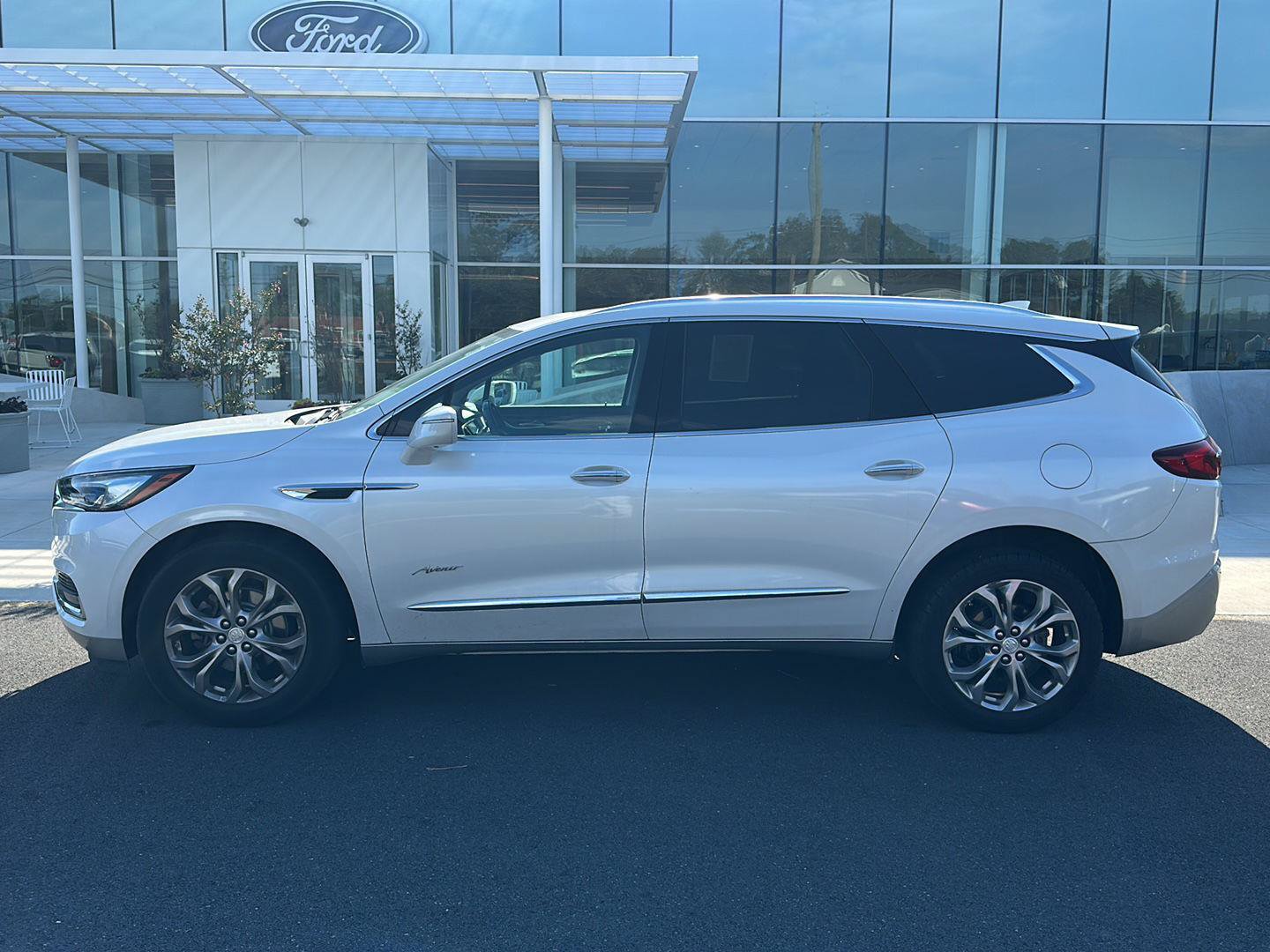 Used 2019 Buick Enclave Avenir w/ Avenir Technology Package AWD/4WD image 8
