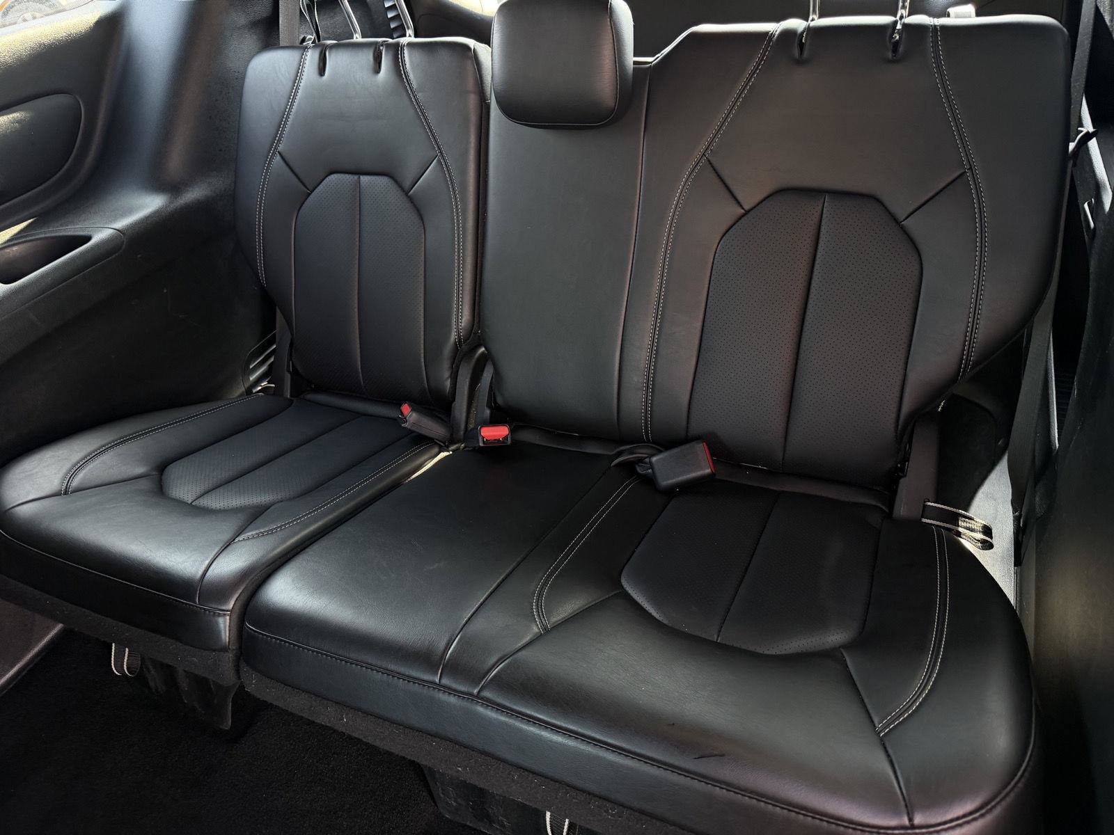 Used 2025 Chrysler Pacifica Select image 8