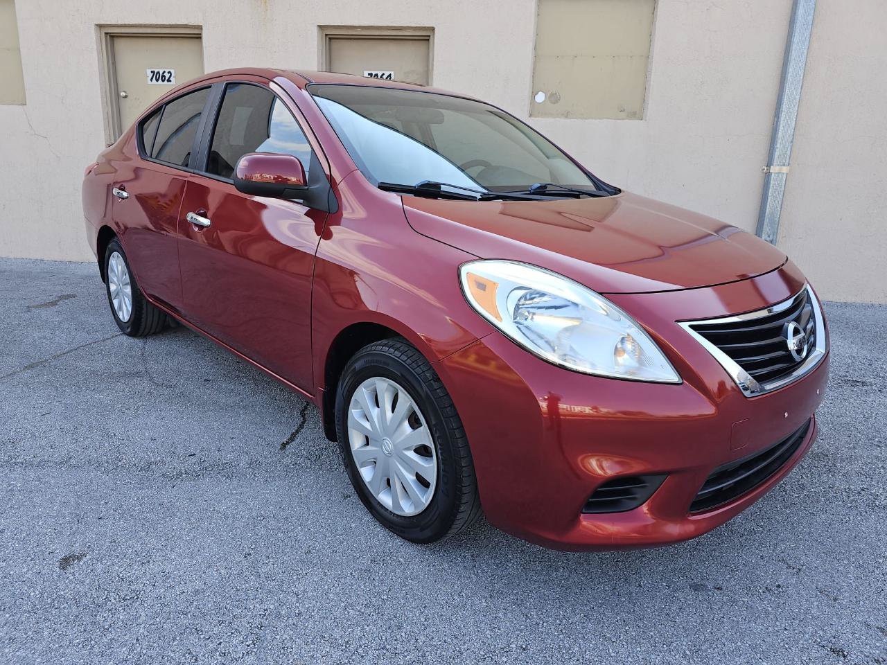 Used 2013 Nissan Versa SV FWD image 11