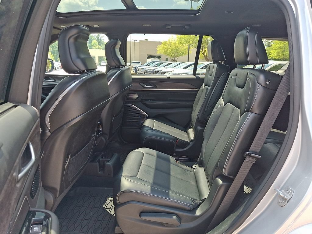 Used 2023 Jeep Grand Cherokee L Overland w/ Luxury Tech Group IV AWD/4WD image 10