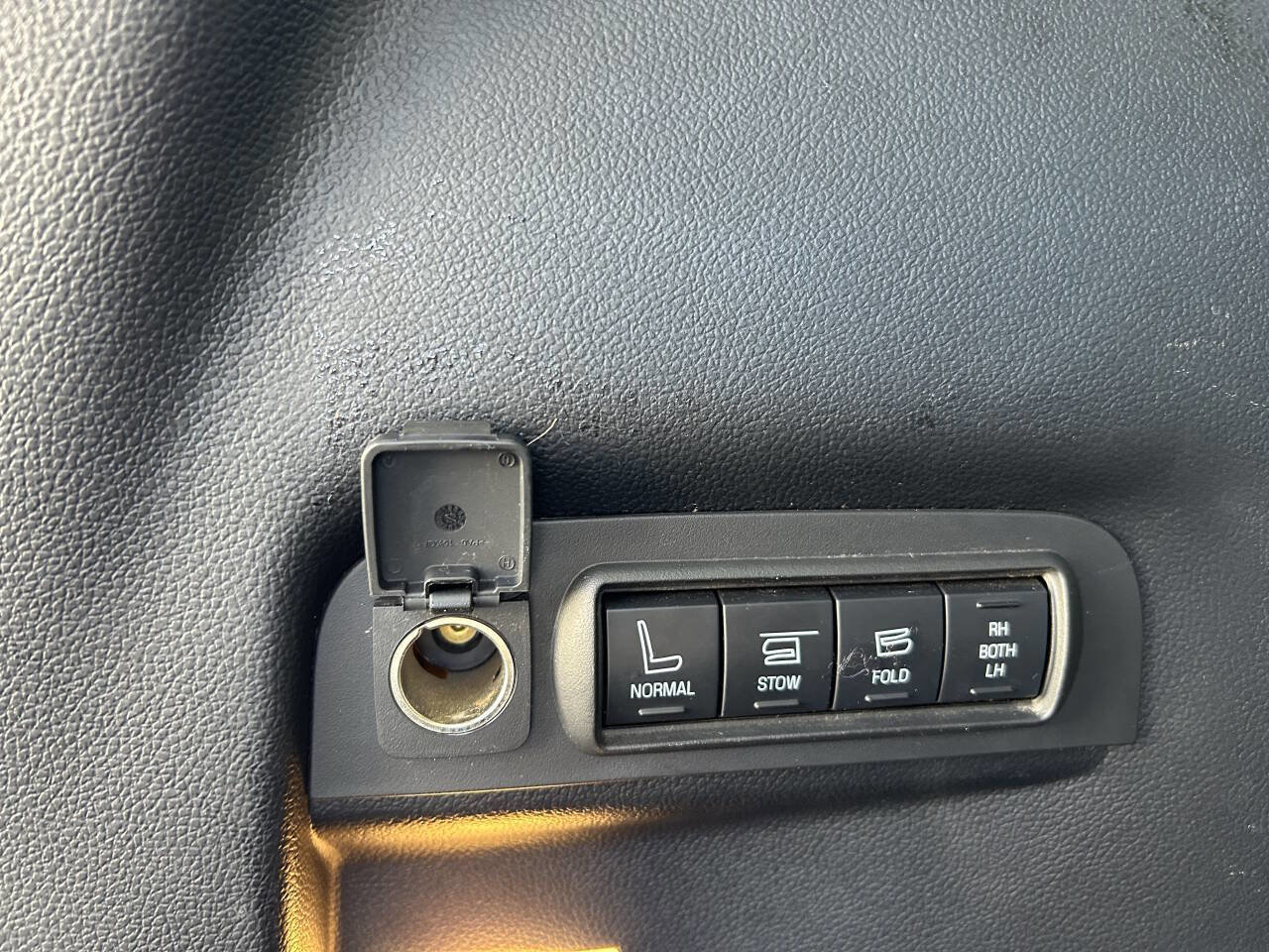 Used 2017 Ford Explorer Platinum image 40