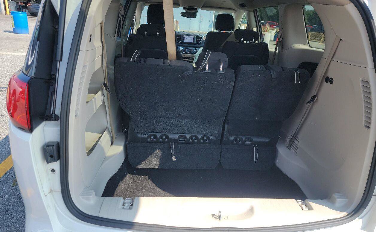 Used 2023 Chrysler Voyager LX FWD image 14