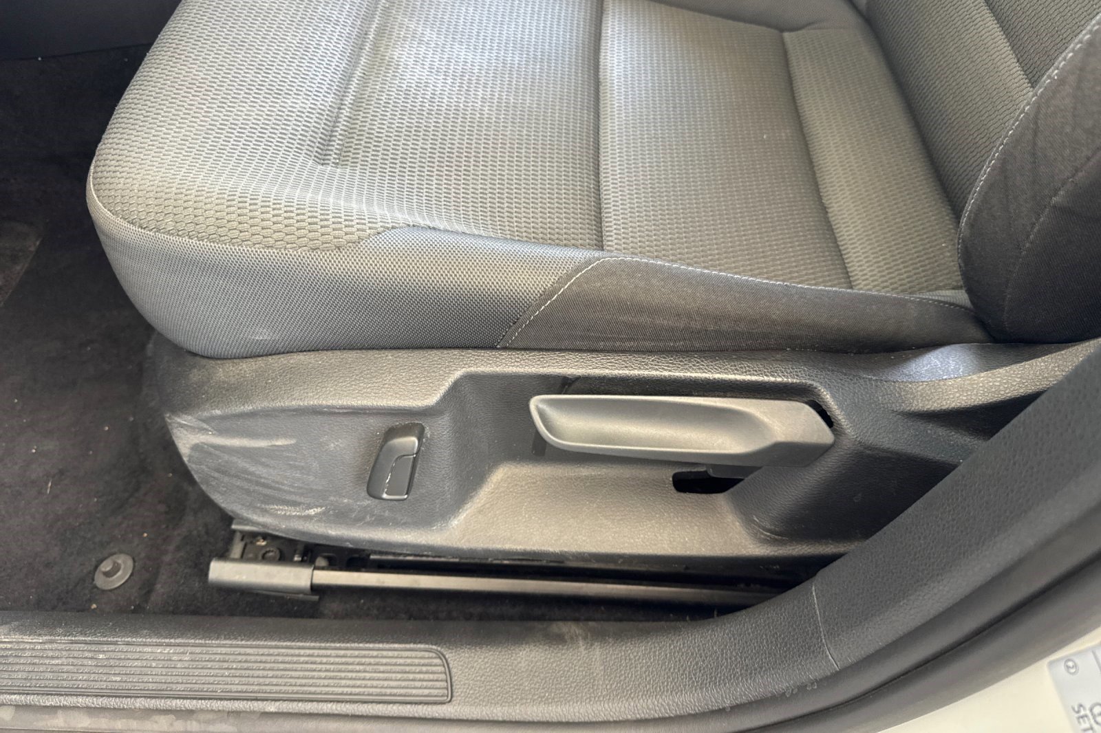 Used 2018 Volkswagen e-Golf SE FWD image 13